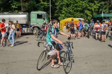 Lviv, Ukrayna - 2018 olabilir: Bisikletçiler sporcular amatör Bisiklet ve bisiklet formunda şehirde bisiklet partisi için toplandı 