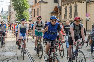 Lviv, Ukrayna - Mayıs 2018: Şehir merkezinde bir Bisiklete binmek bir parlak, güneşli yaz gününde bir siklon