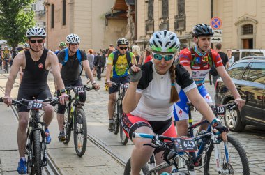 Lviv, Ukrayna - Mayıs 2018: Şehir merkezinde bir Bisiklete binmek bir parlak, güneşli yaz gününde bir siklon