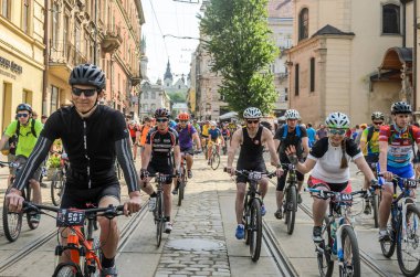 Lviv, Ukrayna - Mayıs 2018: Şehir merkezinde bir Bisiklete binmek bir parlak, güneşli yaz gününde bir siklon