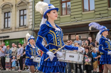 Lviv, Ukrayna - Mayıs 2018: Sevimli genç kız mavi karnaval kostümleri ve tüylü şehir merkezinde içinde geçit töreni sırasında şapka davul ile