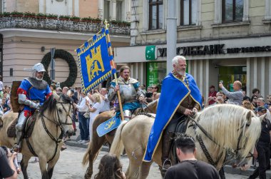 Lviv, Ukrayna - 2018 olabilir: bir at bir karnaval kılık oturan Knight şehir merkezinde geçit rides