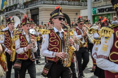 Lviv, Ukrayna - 2018 olabilir: Bando davul karnaval kostümleri ile geçit töreninde şehir merkezinde boyunca yürüyor