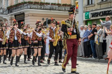 Lviv, Ukrayna - 2018 olabilir: Bando davul karnaval kostümleri ile geçit töreninde şehir merkezinde boyunca yürüyor