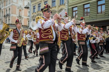 Lviv, Ukrayna - 2018 olabilir: Bando davul karnaval kostümleri ile geçit töreninde şehir merkezinde boyunca yürüyor