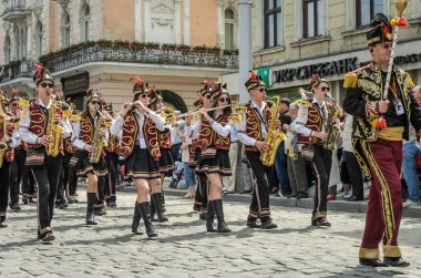Lviv, Ukrayna - 2018 olabilir: Bando davul karnaval kostümleri ile geçit töreninde şehir merkezinde boyunca yürüyor
