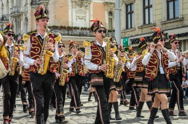 Lviv, Ukrayna - 2018 olabilir: Bando davul karnaval kostümleri ile geçit töreninde şehir merkezinde boyunca yürüyor