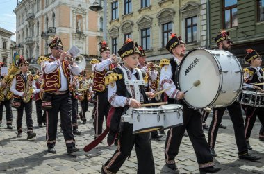 Lviv, Ukrayna - 2018 olabilir: Bando davul karnaval kostümleri ile geçit töreninde şehir merkezinde boyunca yürüyor