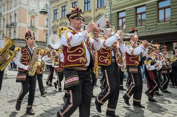 Lviv Ukraina Maj 2018 Blåsorkester Med Trummor Karneval Dräkter Promenerar — Stockfoto