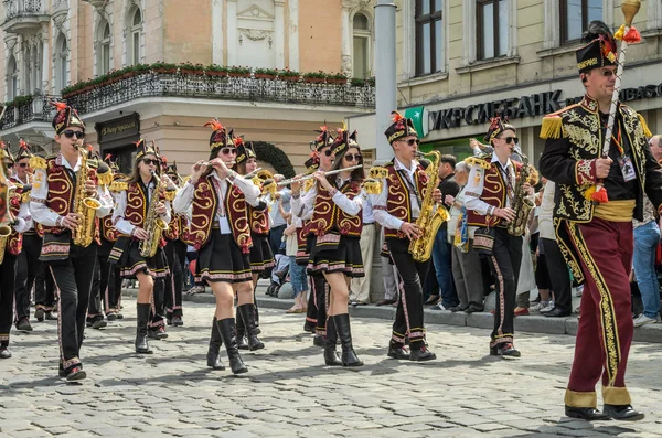 Lviv, Ukrayna - 2018 olabilir: Bando davul karnaval kostümleri ile geçit töreninde şehir merkezinde boyunca yürüyor
