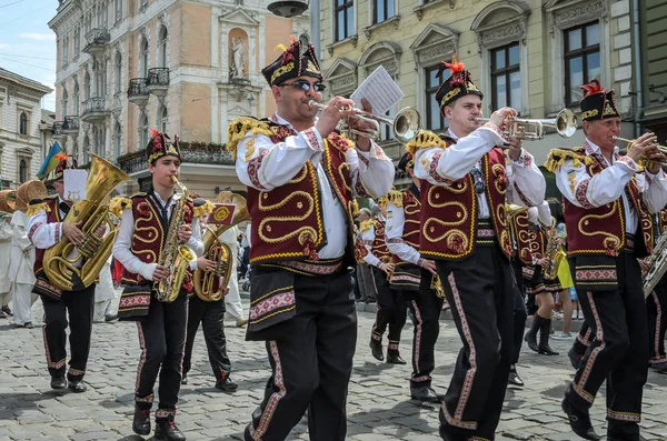 Lviv, Ukrayna - 2018 olabilir: Bando davul karnaval kostümleri ile geçit töreninde şehir merkezinde boyunca yürüyor