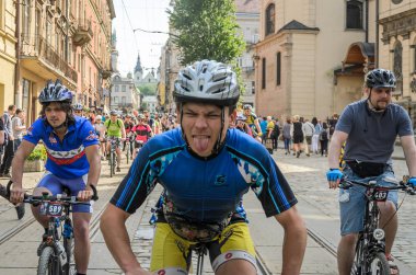 Lviv, Ukrayna - Mayıs 2018: Şehir merkezinde bir Bisiklete binmek bir parlak, güneşli yaz gününde bir siklon