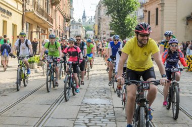 Lviv, Ukrayna - Mayıs 2018: Şehir merkezinde bir Bisiklete binmek bir parlak, güneşli yaz gününde bir siklon