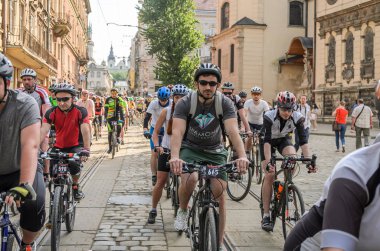 Lviv, Ukrayna - Mayıs 2018: Şehir merkezinde bir Bisiklete binmek bir parlak, güneşli yaz gününde bir siklon