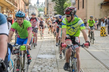 Lviv, Ukrayna - Mayıs 2018: Şehir merkezinde bir Bisiklete binmek bir parlak, güneşli yaz gününde bir siklon