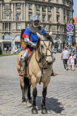 Lviv, Ukrayna - 2018 olabilir: bir at bir karnaval kılık oturan Knight şehir merkezinde geçit rides