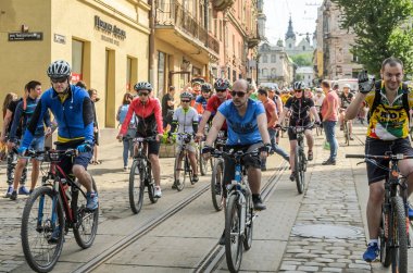 Lviv, Ukrayna - Mayıs 2018: Şehir merkezinde bir Bisiklete binmek bir parlak, güneşli yaz gününde bir siklon