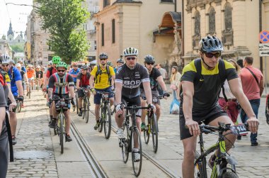 Lviv, Ukrayna - Mayıs 2018: Şehir merkezinde bir Bisiklete binmek bir parlak, güneşli yaz gününde bir siklon
