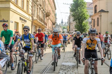 Lviv, Ukrayna - Mayıs 2018: Şehir merkezinde bir Bisiklete binmek bir parlak, güneşli yaz gününde bir siklon