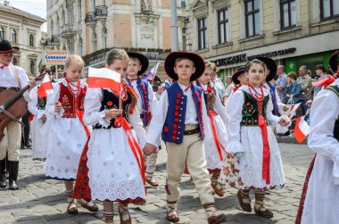 Lviv, Ukrayna - Mayıs 2018: Çocuk bir geçit şehir merkezinde, ulusal kostümleri