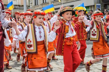 Lviv, Ukrayna - Mayıs 2018: Çocuk bir geçit şehir merkezinde, ulusal kostümleri