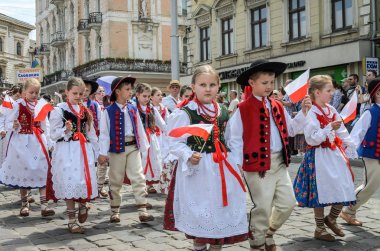Lviv, Ukrayna - Mayıs 2018: Çocuk bir geçit şehir merkezinde, ulusal kostümleri
