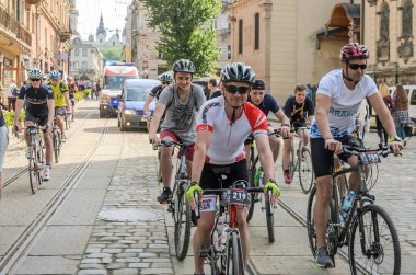 Lviv, Ukrayna - Mayıs 2018: Şehir merkezinde bir Bisiklete binmek bir parlak, güneşli yaz gününde bir siklon