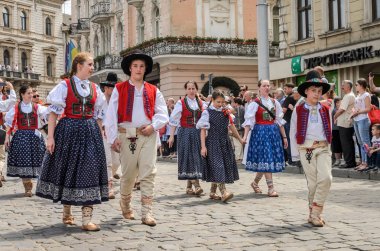 Lviv, Ukrayna - Mayıs 2018: İnsanlar bir geçit şehir merkezinde, ulusal kostümleri
