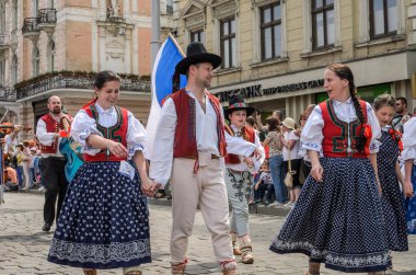 Lviv, Ukrayna - Mayıs 2018: İnsanlar bir geçit şehir merkezinde, ulusal kostümleri