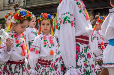 Lviv, Ukrayna - Mayıs 2018: İnsanlar bir geçit şehir merkezinde, ulusal kostümleri