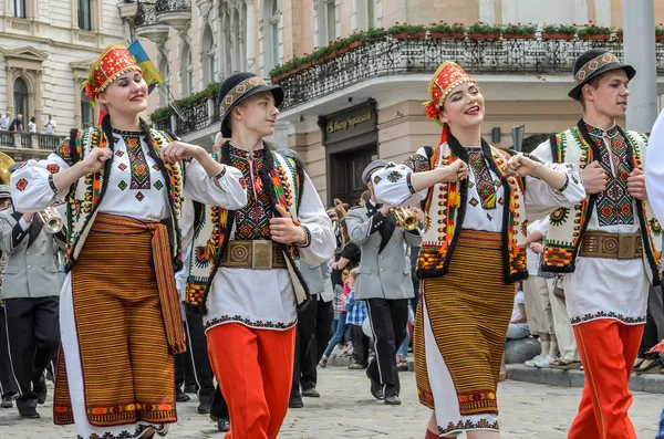 Lviv Ucrânia Maio 2018 Pessoas Trajes Nacionais Desfile Centro Cidade — Fotografia de Stock