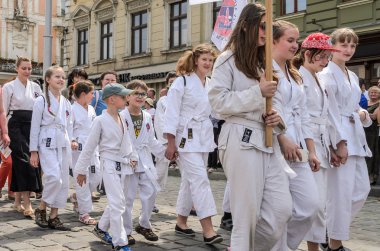 Lviv, Ukrayna - 2018 olabilir: Karate parti çocuklardan oluşan bir sütun bir geçit şehrin merkezi aracılığıyla yürüyor