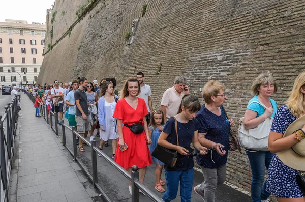 Roma Italien Juli 2019 Enorm Række Turister Til Vatikanmuseet - Stock-foto