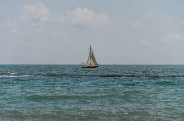 Yelkenli yat Denizde yüzüyor