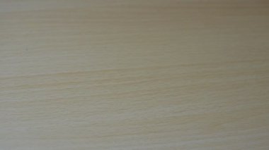 Ofis zımbası kağıt yapraklarını zımbalıyor.