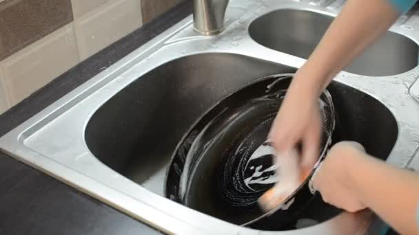 Een Vrouw Wast Een Pan Met Afwasmiddel Wastafel — Stockvideo