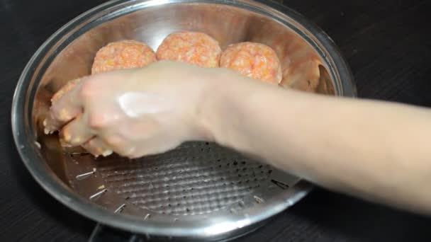 Cook Pone Bolas Carne Picada Sartén — Vídeo de stock