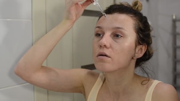 Young Beautiful Girl Applies Cosmetic Therapeutic Serum Her Face Pipette — Stock Video