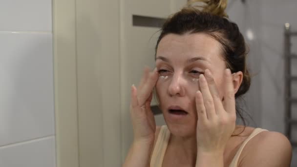 Menina Bonita Jovem Aplica Creme Sob Olhos Banheiro — Vídeo de Stock