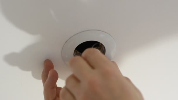 Elettricista Lavoratore Cambia Lampadina Elettrica Led Sul Soffitto — Video Stock