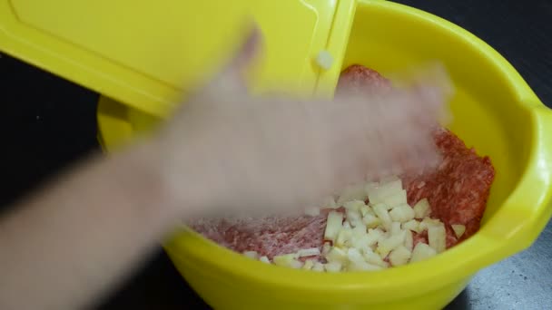 Chef Blandar Malet Kött Och Hackad Lök — Stockvideo