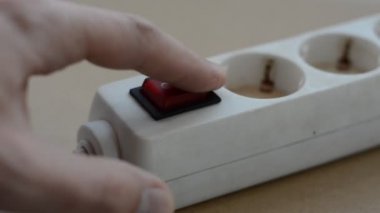 Taşınabilir bir prizin güç düğmesini açmak ya da kapatmak