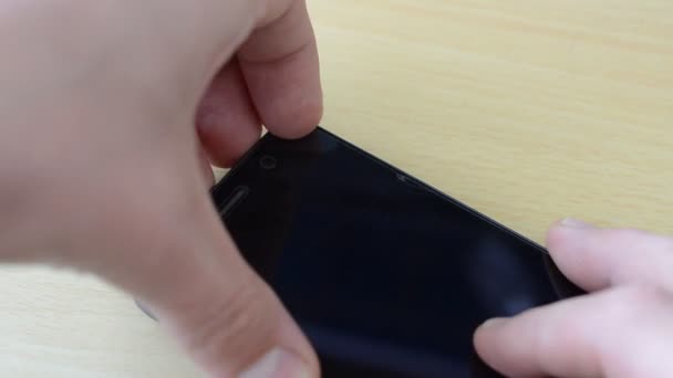 Master Verwijdert Het Beschermende Glas Van Smartphone Het Glas Scheurt — Stockvideo