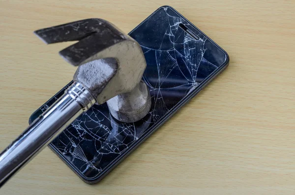 Een Hamer Breekt Het Scherm Van Een Smartphone — Stockfoto