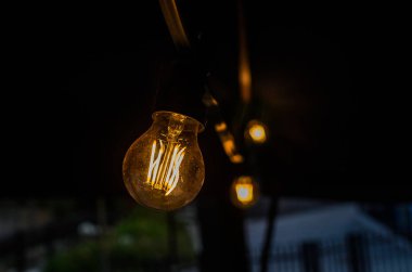 Yanan ampul karanlığı aydınlatır.