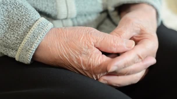 一个老妇人布满皱纹的双手 — 图库视频影像