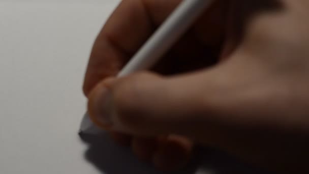 Un homme écrit avec un stylo le mot impossible et le transforme en possible 