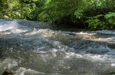 İtalya 'da insan yapımı şelale Cascata delle Marmore