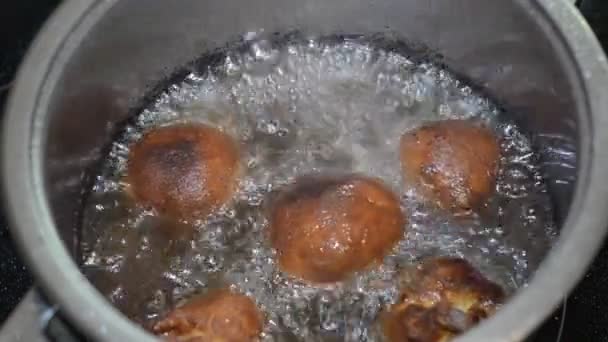 Donuts Worden Gebakken Zonnebloemolie — Stockvideo