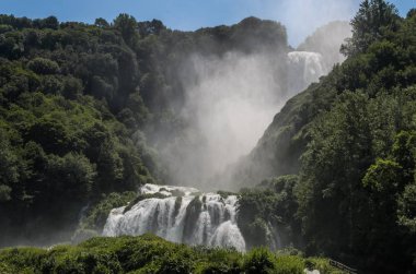 İtalya 'da insan yapımı şelale Cascata delle Marmore